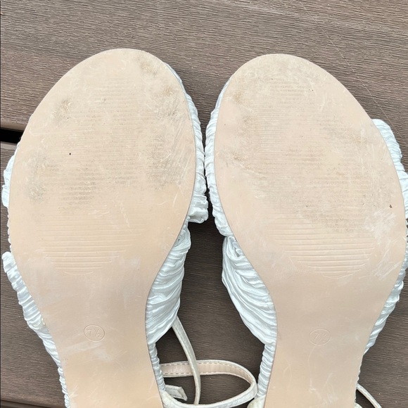 Ruffled Twist Top Fabric Covered White Women's Heeled Sandals - Size 7.5 - Picture 10 of 13